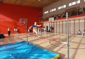 Szkolny konkurs skoku wzwyż.