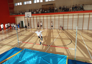 Szkolny konkurs skoku wzwyż.