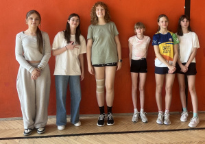 Szkolny konkurs skoku wzwyż.