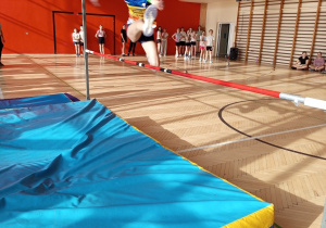 Szkolny konkurs skoku wzwyż.