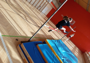 Szkolny konkurs skoku wzwyż.