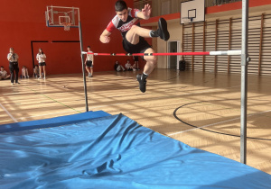 Szkolny konkurs skoku wzwyż.