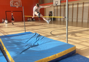 Szkolny konkurs skoku wzwyż.