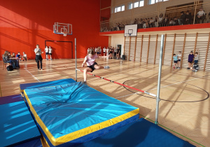 Szkolny konkurs skoku wzwyż.