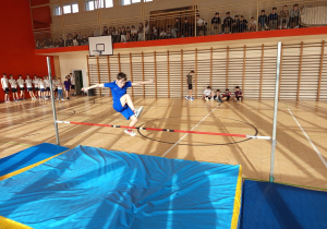 Szkolny konkurs skoku wzwyż.