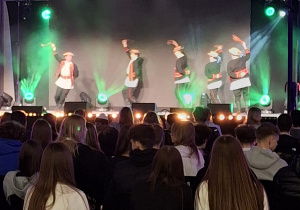 Uczniowie klas ósmych na Targach Edukacyjnych.