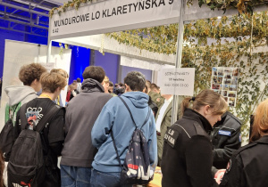 Uczniowie klas ósmych na Targach Edukacyjnych.