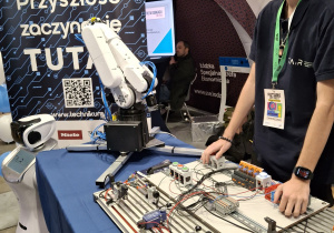 Uczniowie klas ósmych na Targach Edukacyjnych.