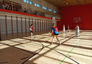 Rozgrywki dziewcząt w unihokeja.