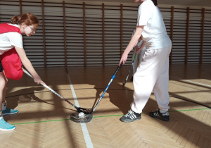 Rozgrywki dziewcząt w unihokeja.