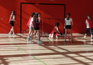 Rozgrywki dziewcząt w unihokeja.