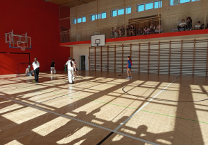 Rozgrywki dziewcząt w unihokeja.