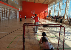 Rozgrywki dziewcząt w unihokeja.