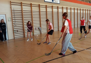 Rozgrywki dziewcząt w unihokeja.