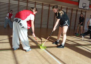 Rozgrywki dziewcząt w unihokeja.