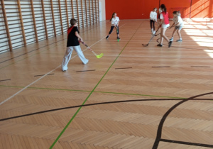 Rozgrywki dziewcząt w unihokeja.