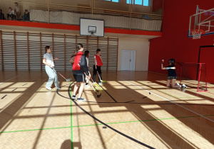 Rozgrywki dziewcząt w unihokeja.