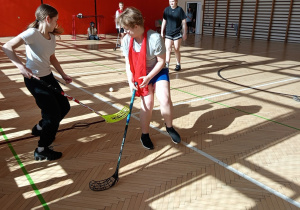 Rozgrywki dziewcząt w unihokeja.