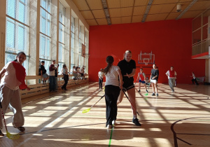 Rozgrywki dziewcząt w unihokeja.