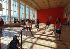 Rozgrywki dziewcząt w unihokeja.