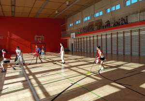 Rozgrywki dziewcząt w unihokeja.