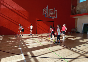 Rozgrywki dziewcząt w unihokeja.