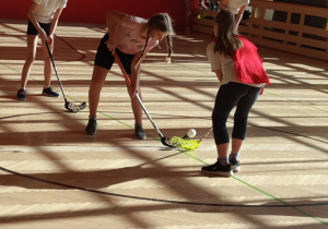 Rozgrywki dziewcząt w unihokeja.