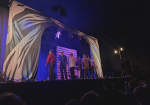 Uczniowie klas 5 w Teatrze V6.