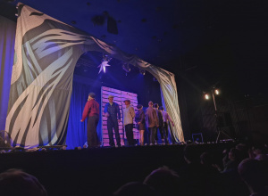 Uczniowie klas 5 w Teatrze V6.