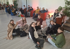 Uczniowie klas 5 w Teatrze V6.