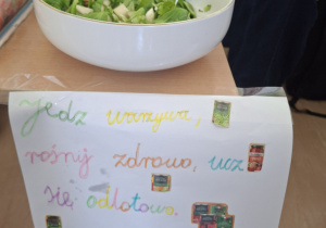 Uczniowie naszej szkoły potrafią samodzielnie przygotować wyśmienite sałatki.