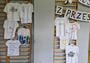 Ubierz się w dobre słowa – koszulka z przesłaniem.