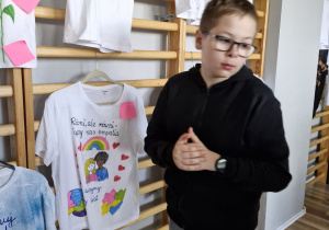 Ubierz się w dobre słowa – koszulka z przesłaniem.