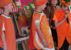 Przedstawienie przygotowane przez klasę 2a pt "JEMY ZDROWO KOLOROWO".