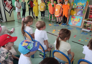 Przedstawienie przygotowane przez klasę 2a pt "JEMY ZDROWO KOLOROWO".