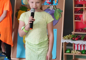 Przedstawienie przygotowane przez klasę 2a pt "JEMY ZDROWO KOLOROWO".