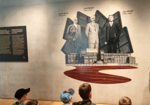 Uczniowie klas 5b i 5c na wycieczce w Warszawie.