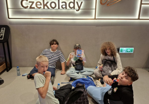 Uczniowie klas 5b i 5c na wycieczce w Warszawie.