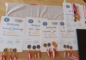 PODSUMOWANIE WYDARZEŃ SPORTOWYCH W ROKU SZKOLNYM 2025/2026 NA UROCZYSTYM APELU.