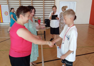 PODSUMOWANIE WYDARZEŃ SPORTOWYCH W ROKU SZKOLNYM 2025/2026 NA UROCZYSTYM APELU.