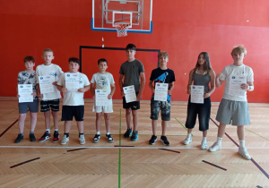 PODSUMOWANIE WYDARZEŃ SPORTOWYCH W ROKU SZKOLNYM 2025/2026 NA UROCZYSTYM APELU.