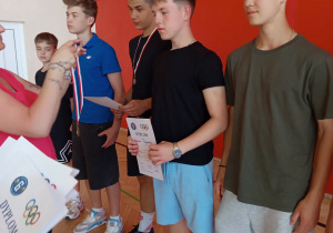PODSUMOWANIE WYDARZEŃ SPORTOWYCH W ROKU SZKOLNYM 2025/2026 NA UROCZYSTYM APELU.