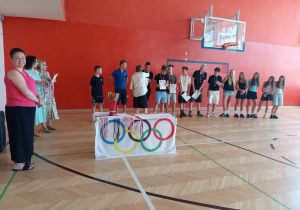 PODSUMOWANIE WYDARZEŃ SPORTOWYCH W ROKU SZKOLNYM 2025/2026 NA UROCZYSTYM APELU.