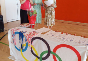 PODSUMOWANIE WYDARZEŃ SPORTOWYCH W ROKU SZKOLNYM 2025/2026 NA UROCZYSTYM APELU.