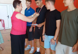 PODSUMOWANIE WYDARZEŃ SPORTOWYCH W ROKU SZKOLNYM 2025/2026 NA UROCZYSTYM APELU.