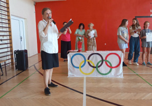 PODSUMOWANIE WYDARZEŃ SPORTOWYCH W ROKU SZKOLNYM 2025/2026 NA UROCZYSTYM APELU.