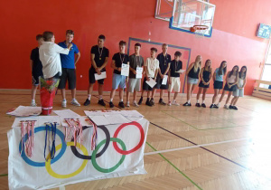 PODSUMOWANIE WYDARZEŃ SPORTOWYCH W ROKU SZKOLNYM 2025/2026 NA UROCZYSTYM APELU.