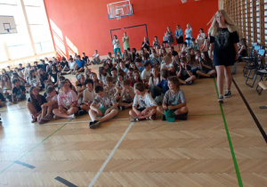 PODSUMOWANIE WYDARZEŃ SPORTOWYCH W ROKU SZKOLNYM 2025/2026 NA UROCZYSTYM APELU.