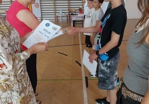 PODSUMOWANIE WYDARZEŃ SPORTOWYCH W ROKU SZKOLNYM 2025/2026 NA UROCZYSTYM APELU.