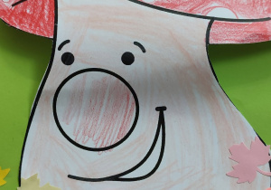 Prace dzieci: Uśmiechnięte muchomorki w otoczeniu barwnych liści.